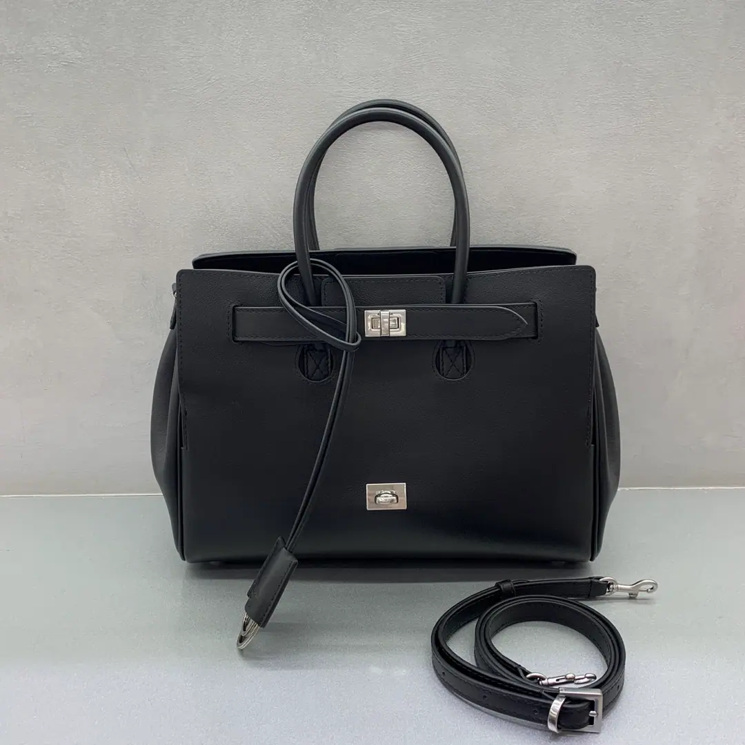 【The little black silver button.】🖤Balenciag Bel Air Shower's bag. The fall and winter are on the line.!!We're going to have a Parisian nickname anyway.Belair. That's so charming.!Simple and fashionable.. It's a very generous design., The pre-rolling design is more hierarchical., The details are of quality.. It's not just a day out, it's a big day out., It makes you the focus.. Put it on your back., #You're the new fan of fashion.. Paragraph: 789891480⭕️Dimensions: 30-10-24cm,