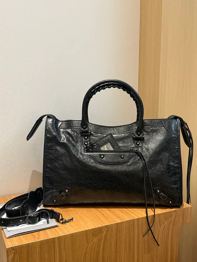 New cash❗️❗️｛Big-size wax black.｝ Balenciag*The motorcycle bag, the Nestor. I've got a treasure!！ BBThis Autumn winter bus., It's a retrograde world.“Hold the hand.” It's like a piece of oil. A story of years.. The wheels are so handsome., ♪ And then I'll be a little bit more, Cool. There's a little sexy in there. Who's on the back? Who's amazing? The return rate is too high., We'll win on the street. The mood is just full. The whole thing is so soft and soft. The fashionables are gathering. Take it down.🫡 Paragraph: 3301 Mini-size.: Bottom 46x High 29x Kuan 17cm