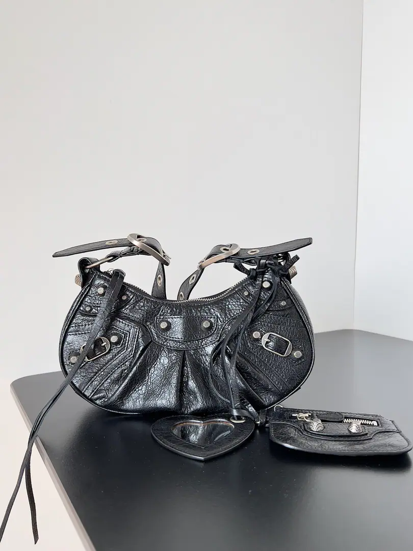 Balenciag* Le Cagole A series of bags.👜The classic motorcade nails of his house were combined with the popular armpit under-packing., A half-month bag of ancient rejuvenated twilight. The ancients and Morden. It's a new one.🔥 Leather slant-wide shoulderband design, How free can the shoulder be?, It's a very high back.😎Single shoulder and slash switch at will Dimensions: Long25.9 x High16.0 x Kuan9.9 centimetres