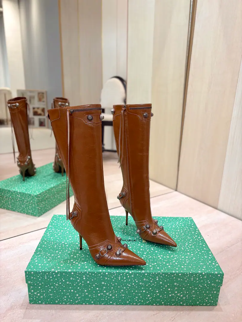 Price: BalenciagaParisian. Cagole High boots. The multi-coloured heavy-worker nails point their heads over their knees.✨ A lot of bright matching colors., High-level eye-sucking of bright skin. Metal nails make cool, personality., Slight and long legs. Salt is sweet enough to fit in with all kinds of clothes., You're so hot, you're so hot. The fall and winter suit just needs it., It's easy to unlock the back rate.🖤 Shoe.: Imported cattle skin Uchi.: Bullskins. Otsumi!: Italian skin. He's tall.: 9.5cm Codes: 35-39（34.40.41.42 I'll make sure I don't change it.） Data36HQ high36cm Every code difference+0.5, Perimeter36cmThe wideest position per code difference+0.5