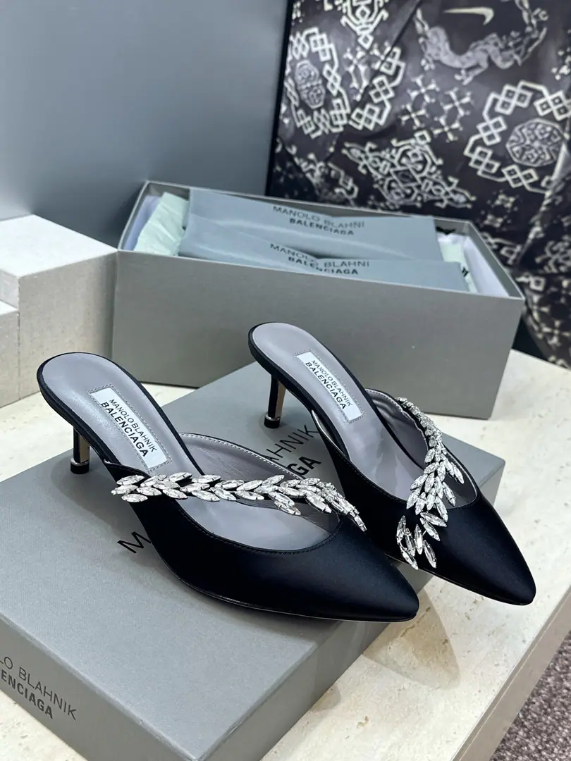 Plant prices Balenciaga Parisian.x MANOLO BLAHNlK 2026Spring and Summer, new girl shoes. MBLetterlogoPointy water drills a malt-button moller sandals. Material:The shoe is a silky little thing to come in.+In the skin of the sheep.+Import Australian drilling+Italy is a big-ass country. Size:34-42（34:40:41:42Custom without re-offer） He's tall.:6CM
