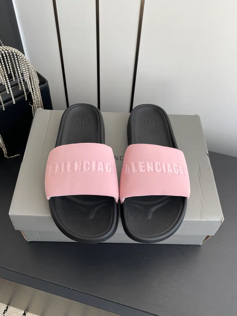 🏧𝐁𝐚𝐥𝐞𝐧𝐜𝐢𝐚𝐠𝐚/The Parisian family's new flat sand sand sand slippers for the summer.～ It's a good time.！ - Oh, my God. Star Redgirl Big love money. The lulls are soft. A soft summer allowance for your skin. The fashion is not over-optimal. ✔Fabulous.: Imported waterproof sands are scheduled in the original version ✔Shoes under the sole.: Original natural rubber smooth-for-brand grinding ground ✔Codes: 36-42 [40.41.42Make a reservation.] ✔Packaging: The newest package in the back cabinet.