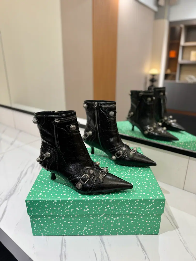 ￼ Plant price: BalenciagaParisian. Cagole High boots. The multi-coloured heavy-worker nails point their heads over their knees.✨ A lot of bright matching colors., High-level eye-sucking of bright skin. Metal nails make cool, personality., Slight and long legs. Salt is sweet enough to fit in with all kinds of clothes., You're so hot, you're so hot. The fall and winter suit just needs it., It's easy to unlock the back rate.🖤 Shoe.: Imported cattle skin Uchi.: Bullskins. Otsumi!: Italian skin. He's tall.: 5cm Data36HQ high15.5cm Every code difference+0.5, Perimeter25cmThe wideest position per code difference+0.5