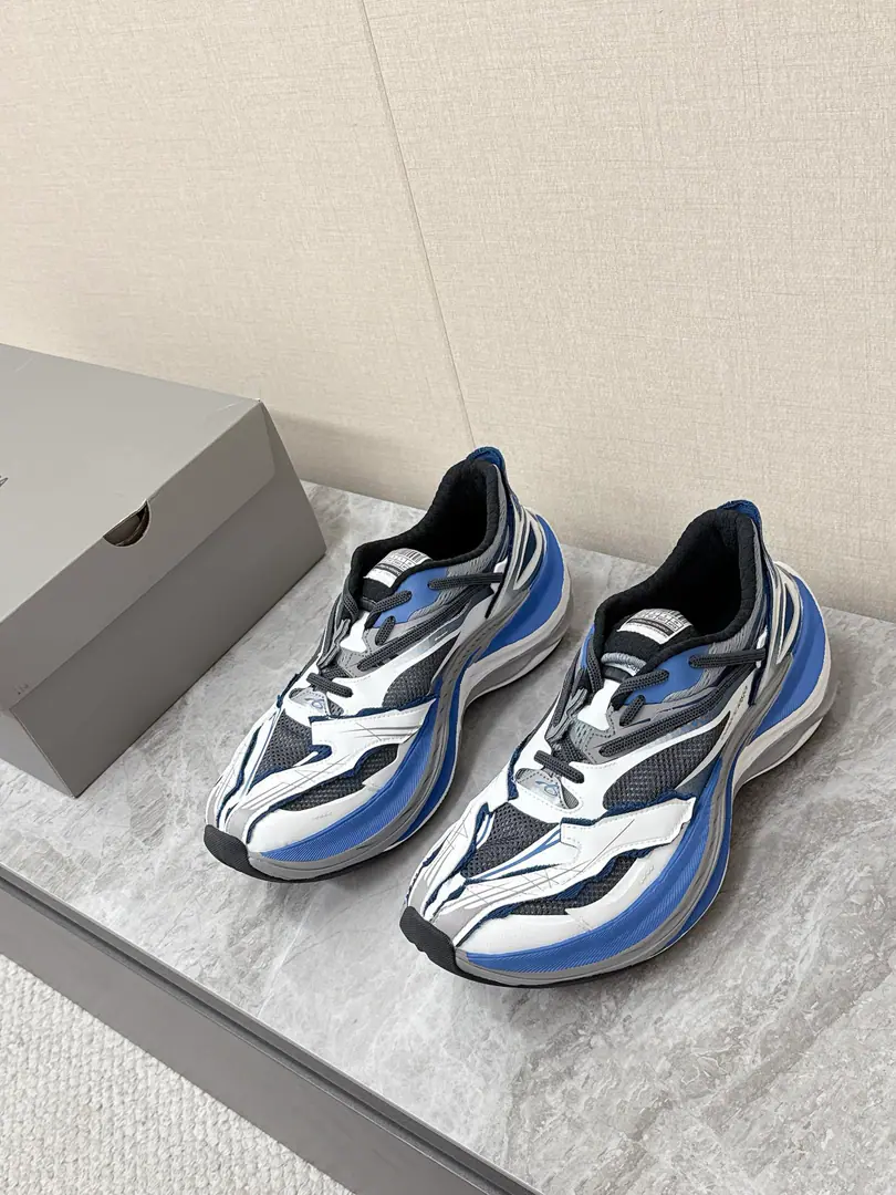 Parisian.BalenciagaSpring and summer's latest father's shoes. Sports shoes Using iconic deconstructivator designs Undefined Cut Out-of-the-sew and top-of-the-line mesh structures It's a great future.“The wind is broken.”Model Information label on the outside of the shoe tongue The back heel has all the marks.JetThe series has achieved light quantitative innovation I took care of my old shoe weight., I'm not sure I can't handle it. The upper foot's a great deal more comfortable. I can do my daily commutes and even exercise.holdStay. These shoes are getting more effective., With straight jeans., The sweatshirts and the sports pants can easily be the foundation of the street coolness.Size: Women35-40 Men39-44