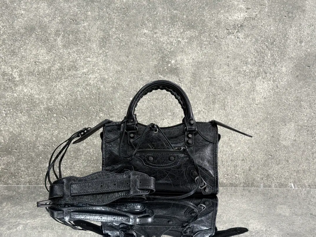 【Latest26Version Update】 Balenciaga city The trumpet is black./Black button Classic motorcycle. The Parisian family's most symbolic handbag.Le CitySeries✴️Power returns. Rehearsal👜 ArenaThe little lambs wear natural wrinkles.（Blast strip.）The more you use it, the more you smell.. The ricochet and the stream., It's a carved-out.. The shoulder belt is better designed for slashing.～The minor details make the whole body more light.🌬️The new Macalun is especially suited to spring and summer.🌱A sweet, handsome, smooth-looking collision system. Fashion touch is available. Paragraph: 0624 Large size: Long37 x High23.4 x Kuan15centimetres Medium Size: Long30 x High20 x Kuan 10centimetres Size of the trumpet: Long23 x High15 x Kuan 10centimetres