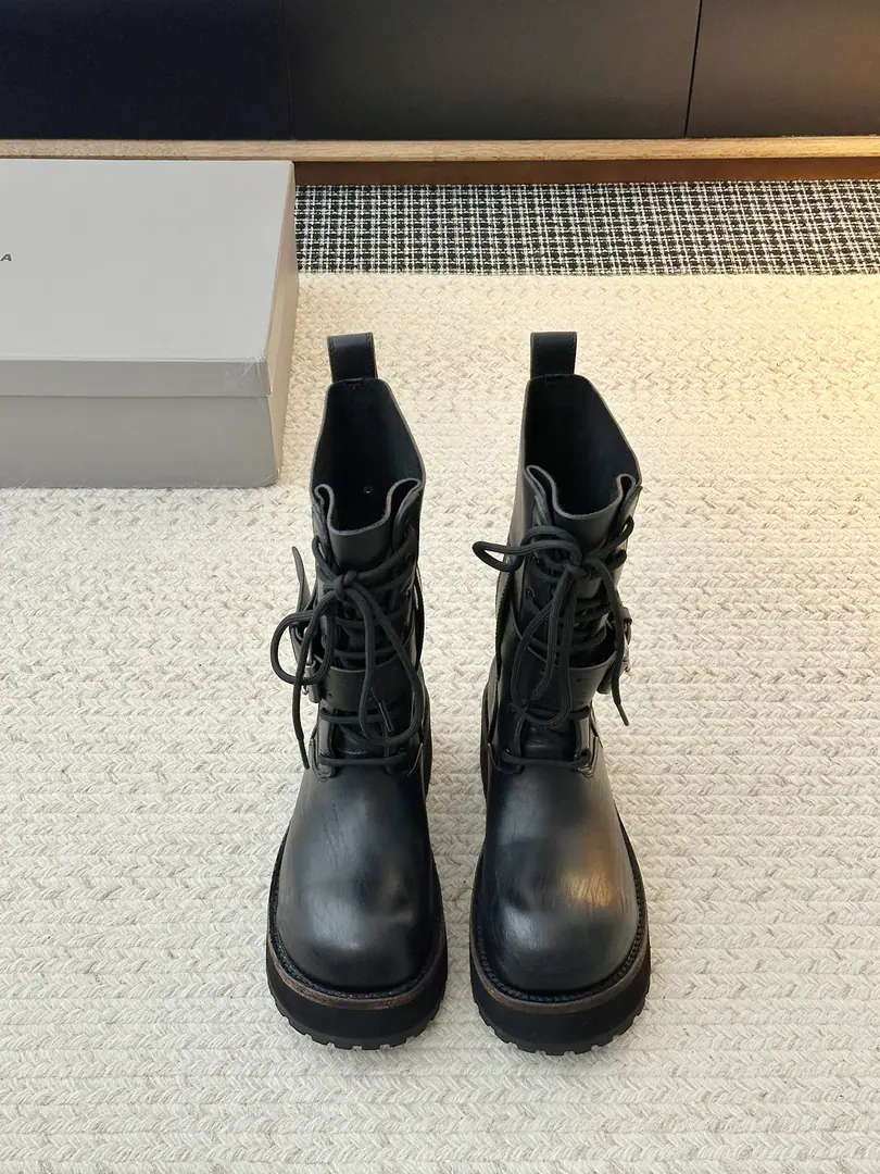 𝐁𝐚𝐥𝐞𝐧𝐜𝐢𝐚𝐠𝐚Parisian man and woman.26 Fall pre-order New Balenciaga FW26 Venom Boots by balenciaga The most cool poison boots in the upgrade.！ Dark engine wind.！I'm going out to blow up the air field. Original plant data-Original1:1Restore Details The venom boots are designed to be extremely recognizable., A sharp line with a metal button., Every detail is clear.BalenciagaThe front-line attitude.. Leather senses are multiplying., The light is full of luxury., The feet are more comfortable and more specific.. Whether with a pair of jeans, it shows the street's coolness., Or something else., It's all easy.holdStay.. Put it on., You're the most snorting thing on the street., A perfect interpretation of fashion. Original3Altitude formula optional ➢Shoe-faced material: Customize the faceless cow skin/Do old sabotage. ➢The contents of the shoes.: Customize light cow skin ➢Metals.: Customize pure copper dumb silver rads to make the old version ➢Shoe bottom material: 3Layer Group-Real leather./Reloadable./Trail rubber outside ➢Codes: Women35-41 Men39-45（Women40.41 Men45Custom without re-offer）PShort - It's a stroke. High-windle.