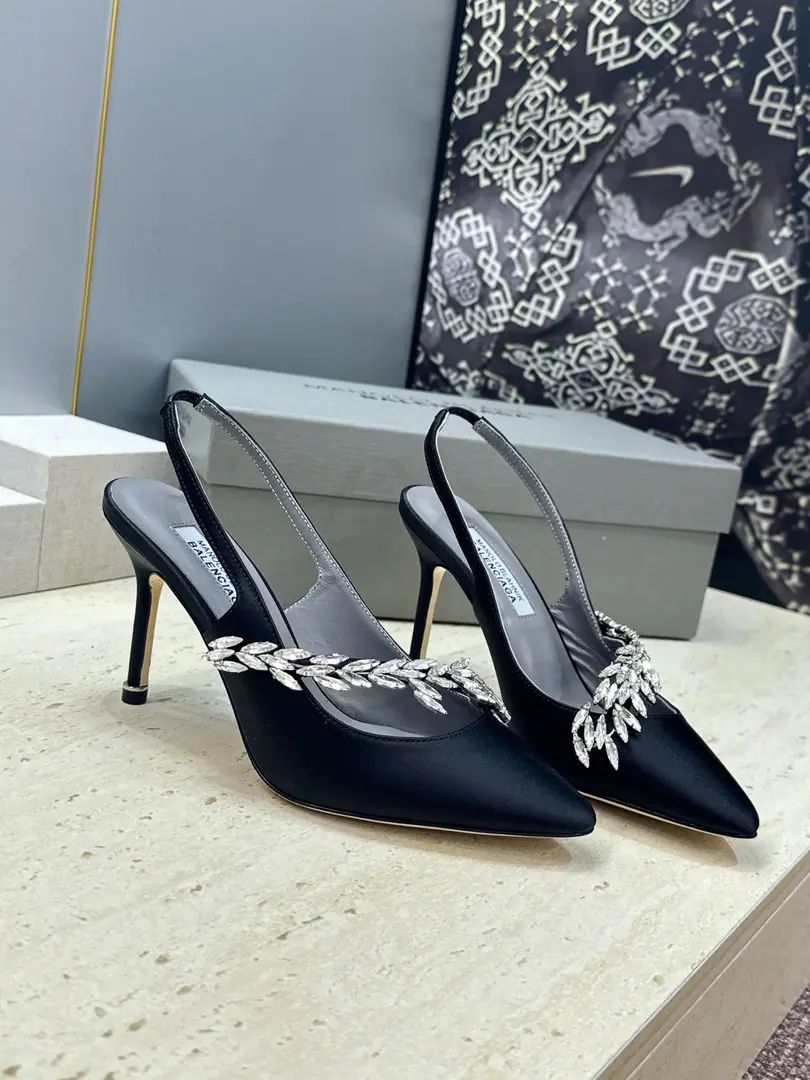 Plant prices Balenciaga Parisian.x MANOLO BLAHNlK 2026Spring and summer combined with the new heels. MBLetterlogoThe pointy water drills the sandals behind the barber button. Material:The shoe is a silky little thing to come in.+In the skin of the sheep.+Import Australian drilling+Italy is a big-ass country. Size:34-42（34:40:41:42Custom without re-offer） He's tall.:9.5CM