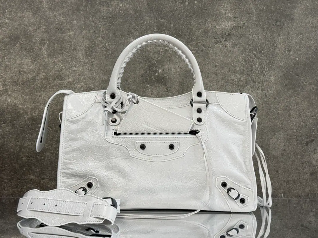 【Latest26Version Update】 Balenciaga city M Big white./Black button Classic motorcycle. The Parisian family's most symbolic handbag.Le CitySeries✴️Power returns. Rehearsal👜 ArenaThe little lambs wear natural wrinkles.（Blast strip.）The more you use it, the more you smell.. The ricochet and the stream., It's a carved-out.. The shoulder belt is better designed for slashing.～The minor details make the whole body more light.🌬️The new Macalun is especially suited to spring and summer.🌱A sweet, handsome, smooth-looking collision system. Fashion touch is available. Paragraph: 260622 M Large size: Long37 x High23.4 x Kuan15centimetres S Medium Size: Long30 x High20 x Kuan 10centimetres miniSize of the trumpet: Long23 x High15 x Kuan 10centimetres