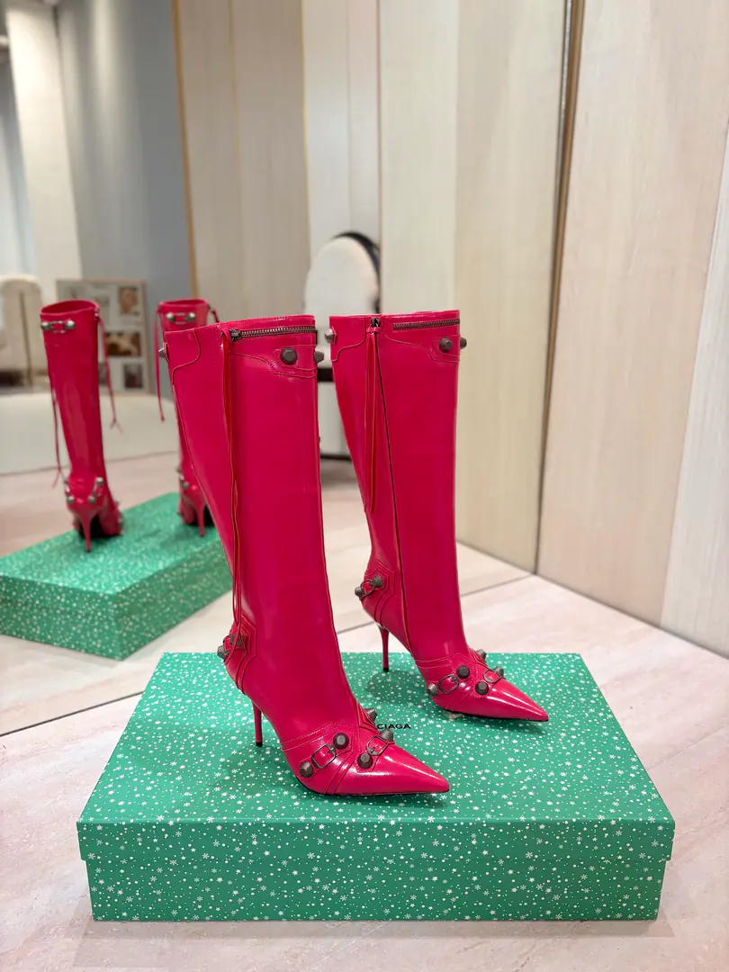 Price: BalenciagaParisian. Cagole High boots. The multi-coloured heavy-worker nails point their heads over their knees.✨ A lot of bright matching colors., High-level eye-sucking of bright skin. Metal nails make cool, personality., Slight and long legs. Salt is sweet enough to fit in with all kinds of clothes., You're so hot, you're so hot. The fall and winter suit just needs it., It's easy to unlock the back rate.🖤 Shoe.: Imported cattle skin Uchi.: Bullskins. Otsumi!: Italian skin. He's tall.: 9.5cm Codes: 35-39（34.40.41.42 I'll make sure I don't change it.） Data36HQ high36cm Every code difference+0.5, Perimeter36cmThe wideest position per code difference+0.5