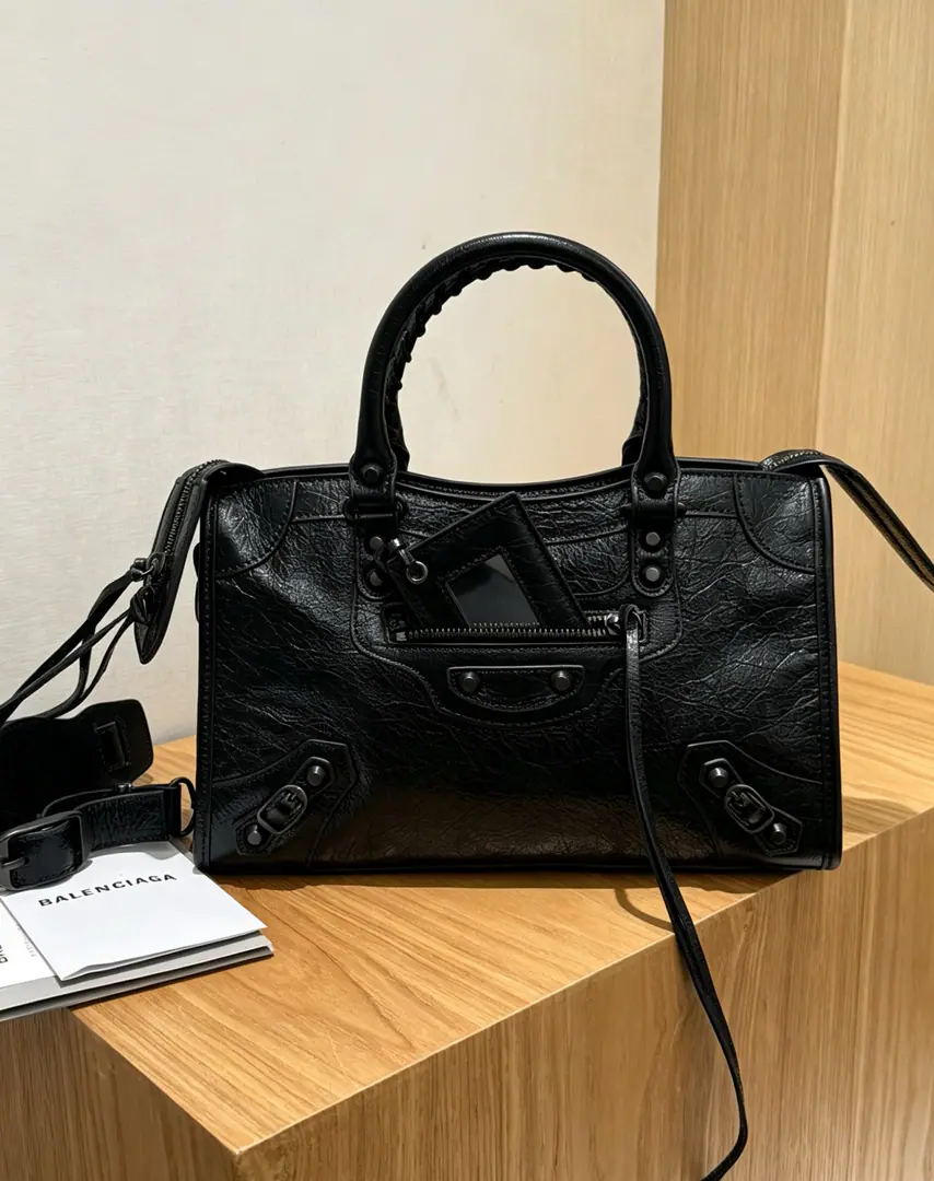 New cash❗️❗️｛The small-size wax is black.｝ Balenciag*The motorcycle bag, the Nestor. I've got a treasure!！ BBThis Autumn winter bus., It's a retrograde world.“Hold the hand.” It's like a piece of oil. A story of years.. The wheels are so handsome., ♪ And then I'll be a little bit more, Cool. There's a little sexy in there. Who's on the back? Who's amazing? The return rate is too high., We'll win on the street. The mood is just full. The whole thing is so soft and soft. The fashionables are gathering. Take it down.🫡 Paragraph: 3301 Mini-size.: Bottom 30x High 19x Kuan 9cm
