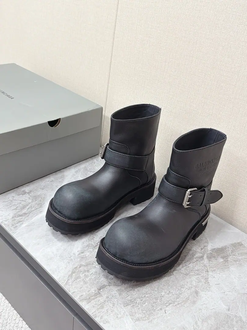 Men➕20 BalenciagaParisian.Venom Engineer BootCouple of venom engineers short boots. A superstar, red grass. The original one-to-one. ♪ The iconic spherical shoes ♪ It's the highest recognition of the Bar family. A modifiable silver metal band. Single-story boots around the boots. Retro-car style Boots. BALENCIAGA Alphabet ID Back and metal. The shoe heel is embedded in the brand metal. Threads are thick and smooth. Bough heels soles Bring the auto-higher effect Shoes on the face of the shoe to make old cattle skin grinding sand. With a natural wear and tear.Size: Women35-40 Men39-45