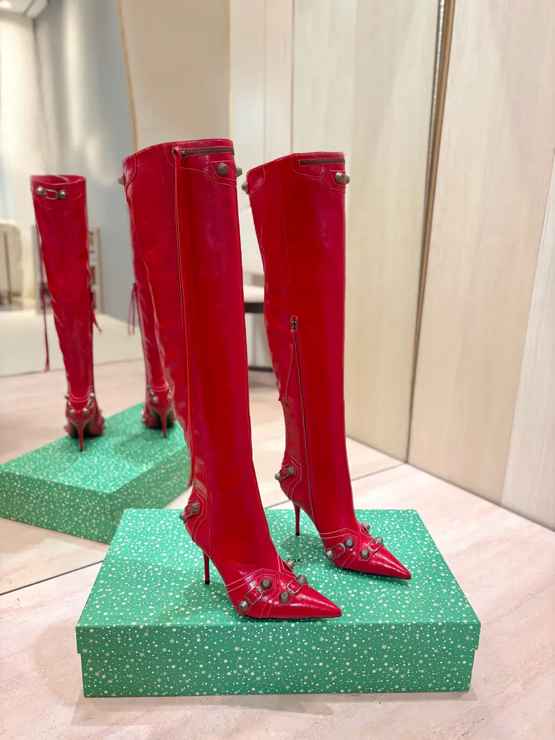 Price: BalenciagaParisian. Cagole High boots. The multi-coloured heavy-worker nails point their heads over their knees.✨ A lot of bright matching colors., High-level eye-sucking of bright skin. Metal nails make cool, personality., Slight and long legs. Salt is sweet enough to fit in with all kinds of clothes., You're so hot, you're so hot. The fall and winter suit just needs it., It's easy to unlock the back rate.🖤 Shoe.: Imported cattle skin Uchi.: Bullskins. Otsumi!: Italian skin. He's tall.: 9.5cm Codes: 35-39（34.40.41.42 I'll make sure I don't change it.） Data36HQ high54.5cm Every code difference+0.5, Perimeter36cmThe wideest position per code difference+0.7 Spill Ribration45cmEvery code difference+0.7