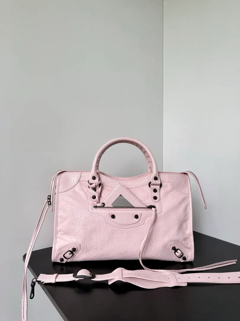 𝗕𝗔𝗟𝗘𝗡𝗖𝗜𝗔𝗚𝗔*𝗟𝗘 𝗖𝗜𝗧𝗬 The first time I was born, I was known for my great style.🌍The fashion world and the world of fame are captured quickly by the graceful style of nature., A leap into the classics of the times.🔥After years of rejuvenating, The whole new version of this classic handbag.📸The classic iconic design details were kept in full.: Hand-made cotton ropes, leather-crolling hand-held, The strap with the shoulder cushion is disassemble., A rectangular scaffolding mirror on the side of a leather bag., And the body is covered with a nail with a very high brand recognition., Leather belt with zipper head and small decorating buttons Dimensions: Long37 x High23.4 x Kuan10centimetres 3301