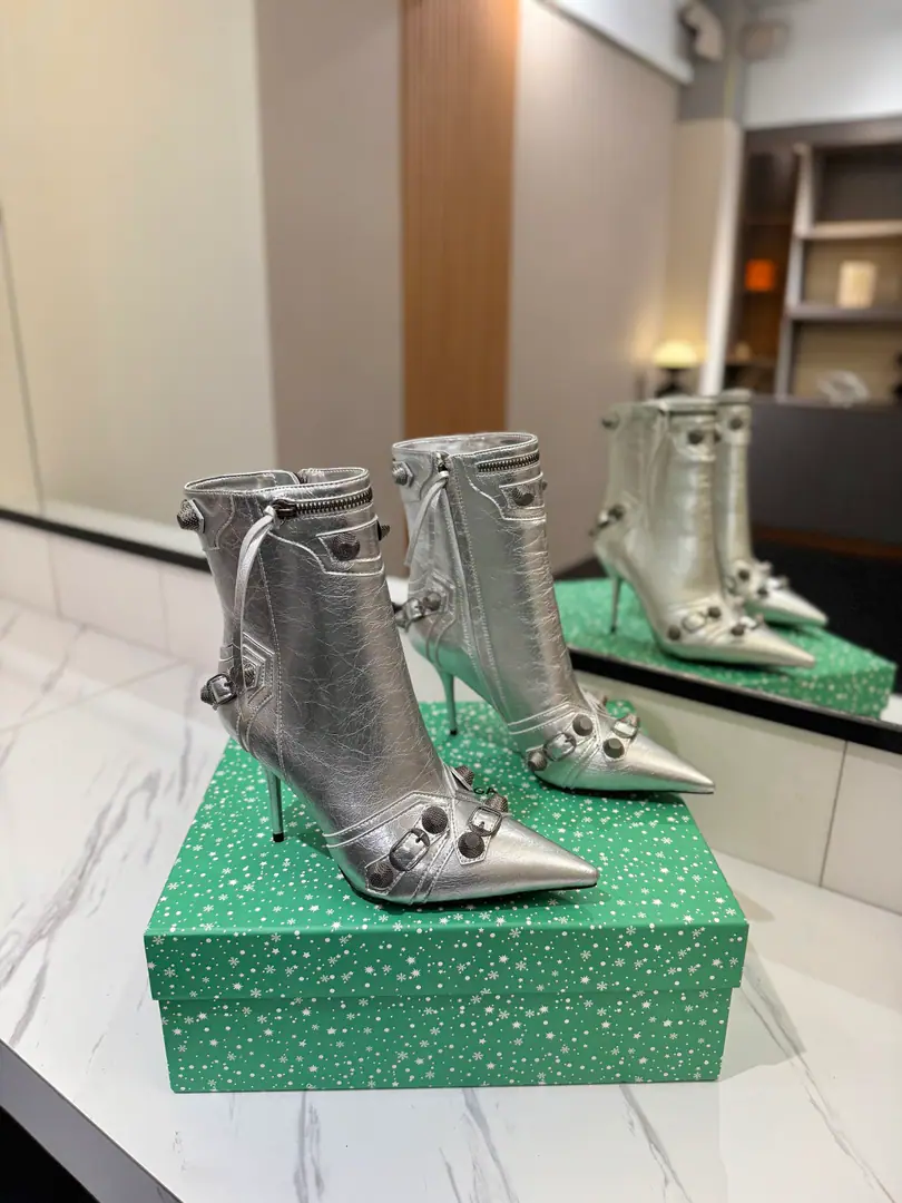 Plant price: BalenciagaParisian. Cagole High boots. The multi-coloured heavy-worker nails point their heads over their knees.✨ A lot of bright matching colors., High-level eye-sucking of bright skin. Metal nails make cool, personality., Slight and long legs. Salt is sweet enough to fit in with all kinds of clothes., You're so hot, you're so hot. The fall and winter suit just needs it., It's easy to unlock the back rate.🖤 Shoe.: Imported cattle skin Uchi.: Bullskins. Otsumi!: Italian skin. He's tall.: 9.5cm Data36HQ high15.5cm Every code difference+0.5, Perimeter25cmThe wideest position per code difference+0.5