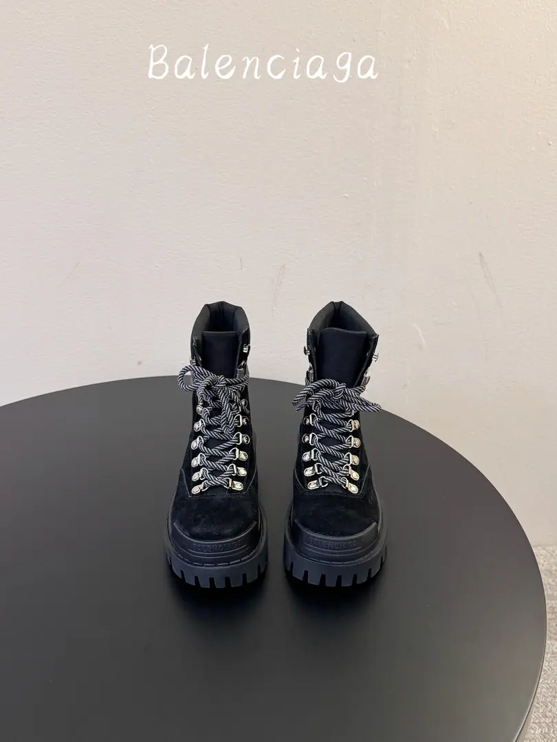 Female Men➕20 Balenciaga 2026Autumn Winter SeriesCombat StrikeCouple boots., Hardlines blend with whole shape, Nice and attitude. I really got the cool stuff. Punk bike boots., Sandy skin. /, the details of the pheromones colliding with the two-coloured shoelaces, The dark front is changing from the ancient suit., The upper foot is the feeling of walking. Fabulous.: - Oh, Pete./The canvas. Uchi.: Breathing birds' eyecloths. Otsumi!: Original gear rubber floor Codes: 35-44