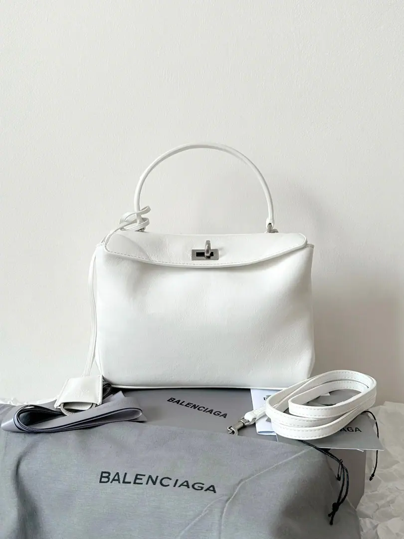ba1enciaga rodeo mini Silver🤍💿 ♪ Da da da da ♪, miniComing! It's normal after reading.sizeIt's...rodeoLet's see.mini It's really cute or cute. It's not like you're tall enough. Everyone's back in the back. And boys and girls can carry it., No sex.～ This bag must be hard., Not too soft and too bright. Our family arranged the most expensive factory skin. And you have to feel the whole bag loose. Honestly., This is a really tough bag. We went to the best teachers in our co-worker for this version., The handwork is really expensive.... The right one has to be the right one. It's not like the market. You'll see when you compare. Don't rush the money., ♪ The sculptor ♪, It's more important to get the right one. mini: 23×17×9cm795456
