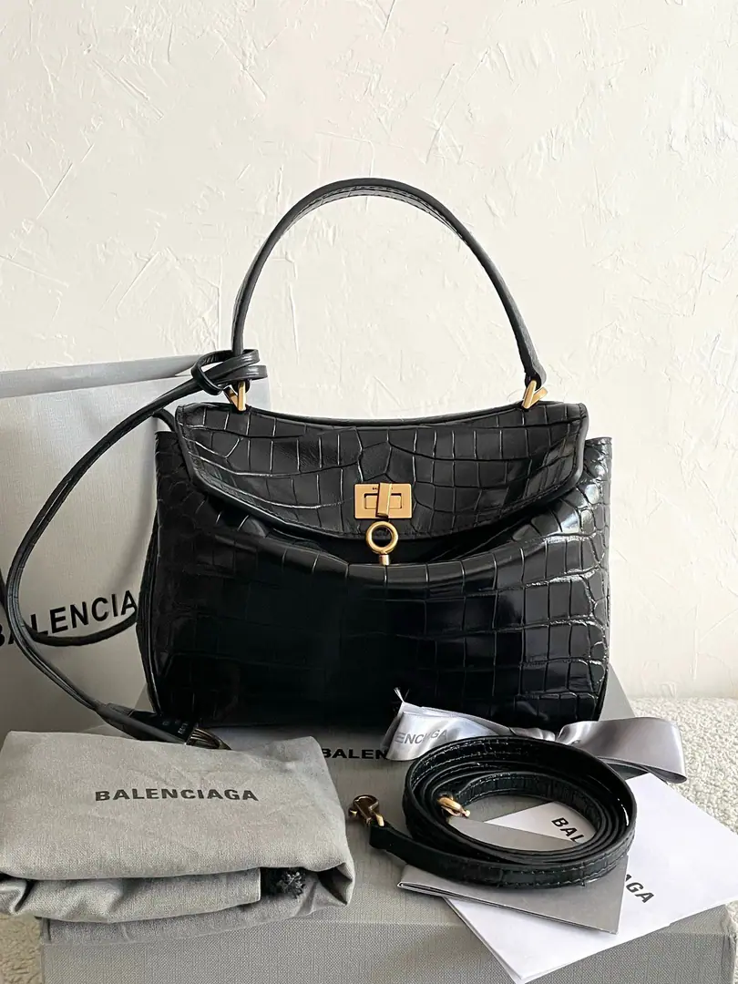 ba1enciaga rodeo Alligator-storyed black gold.mini🛞 Pure big money., Everyone knows that. I want a whole nice bag of oil to do this in the winter. But I don't want to buy a saturated color. A hundred-pack is a basic claim. So this bright-looking crocs are all over it.rodeoIt's a good choice.！ Alligator tattoos are the most skin-hardest. You have to be soft enough to be lazy. We customize our own leather., Non-market goods❌ We don't make it with the wind.😡 miniIt's really cute., andkelly20Big ears look like them. The trumpet is elegant., The handheld is beautiful. The middle is more lazy., Nice armpits back.！ The medium is available.a4Books and13It's an inch notebook. Over, And I like Big Bag's sister. The big one, the big one.！ That's a good-looking guy., Help! And boys and girls can carry it., No sex. This bag must be hard.！ Our family arranged the most expensive factory skin. And you have to feel the whole bag loose. Honestly., This is a really tough bag. We went to the best teachers in our co-worker for this version., The handwork is really expensive.... The right one has to be the right one. It's not like the market. You'll see when you compare. Don't rush the money., ♪ The sculptor ♪, It's more important to get the right one. Big number.: 39.8×29.9×12.9cm789744 Medium: 35×23.3×10.9cm789772 Small: 28.9×20×9.9cm789779 mini: 23×17×9cm795456