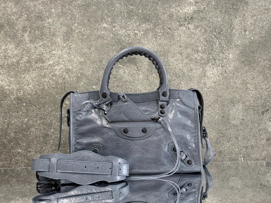 【Latest26Version Update】 Balenciaga city S Medium Gray/Black button Classic motorcycle. The Parisian family's most symbolic handbag.Le CitySeries✴️Power returns. Rehearsal👜 ArenaThe little lambs wear natural wrinkles.（Blast strip.）The more you use it, the more you smell.. The ricochet and the stream., It's a carved-out.. The shoulder belt is better designed for slashing.～The minor details make the whole body more light.🌬️The new Macalun is especially suited to spring and summer.🌱A sweet, handsome, smooth-looking collision system. Fashion touch is available. Paragraph: 260623 M Large size: Long37 x High23.4 x Kuan15centimetres S Medium Size: Long30 x High20 x Kuan 10centimetres miniSize of the trumpet: Long23 x High15 x Kuan 10centimetres