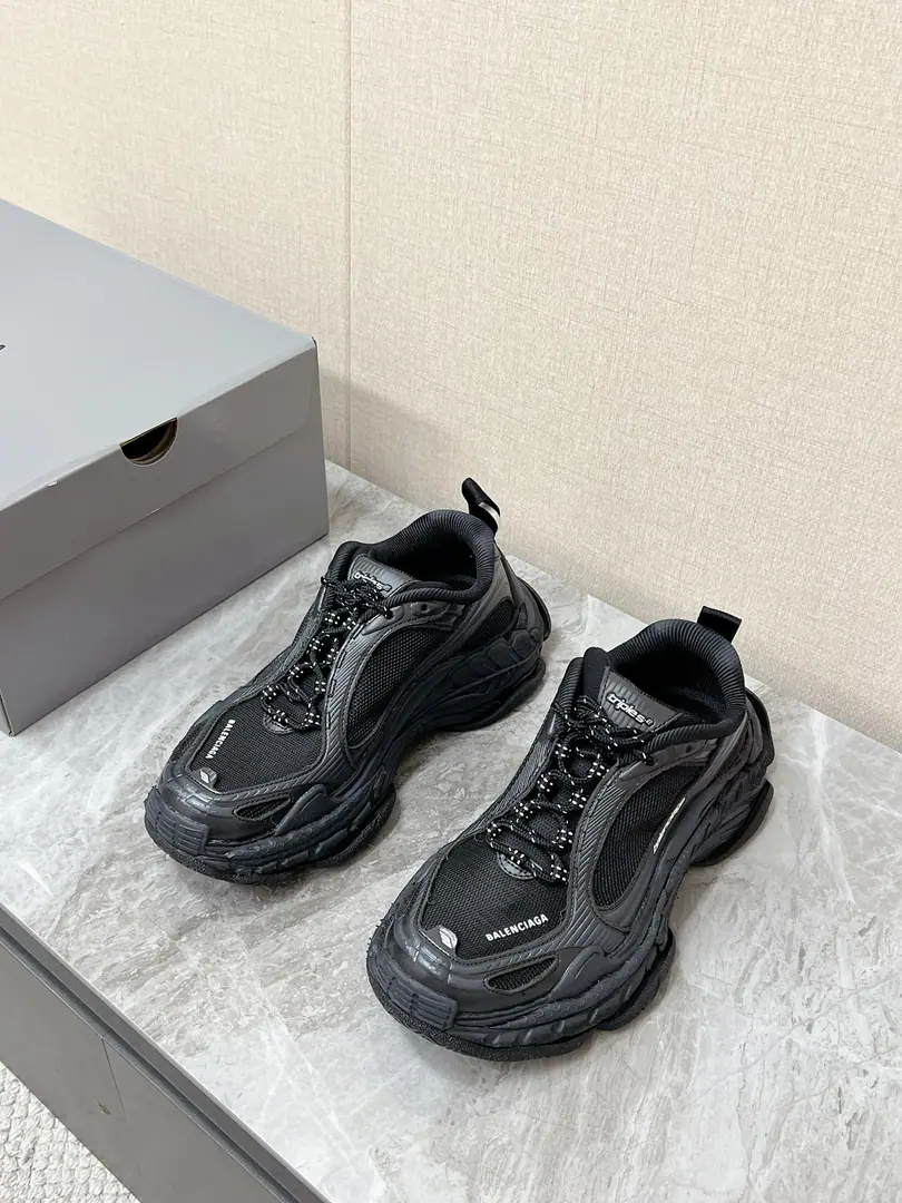 Parisian.BalenciagaThe latest couple's money in Spring and Summer.Triple S.2 Dad's shoes. A superstar, red grass. Shoes.68Independent Component Composition It's going on.Triple SThe series of iconic layers to expand the soles of shoes Three different tattoos of the tires are sculpted. It's a re-entry of the old wear and tear. And the whole picture is much longer. And a sense of the street and the future. Shoes are covered with a net.+Leather Collapse A delicate mix of old crafts. The shoe side is branded. The tiara with the tongue and the back is easy to wear. The soles are multilayered structures. Not only do you see the effect on your own. And it's raised the shock and the ground. It's lighter than the first generation. It's less burdensome to wear. Original Group BottomSize: Women35-40 Men39-45