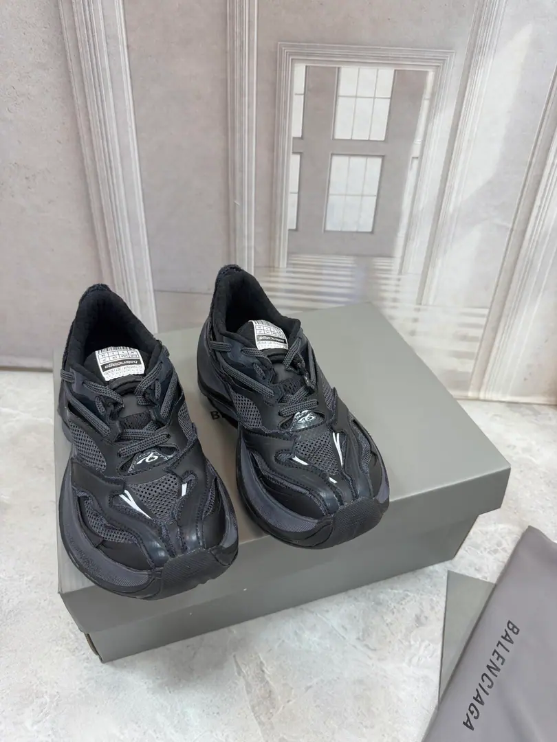 Balenciaga Parisian. New paragraph RaderSeries Leisure shoes. It's different from the thickest of the past. The thick, glum shoe structure. BALENCIAGA Action!「Try water.」More restraint and more condensed shoe money. For example...Monday, Circuits And the release of the previous period. Hamptons I've given up my thick, pompous shoes. I'll flatten it with a new shoe., It's a sticky one. The core of the thin bottom shoe contour I'm going to make a more light gesture. The shoe surfaces are using space technology to connect to the3DPress Gradient Material Collapse Combining the sidebills of old processing and metal quality Shaping a strong visual shock Original open-cut double-colour rubber bottom Codes: 35-45（Women40 Men45.46I'll make sure I don't change it.）