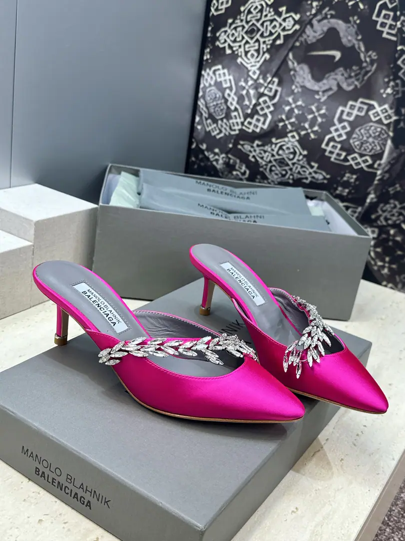 Plant prices Balenciaga Parisian.x MANOLO BLAHNlK 2026Spring and Summer, new girl shoes. MBLetterlogoPointy water drills a malt-button moller sandals. Material:The shoe is a silky little thing to come in.+In the skin of the sheep.+Import Australian drilling+Italy is a big-ass country. Size:34-42（34:40:41:42Custom without re-offer） He's tall.:6CM