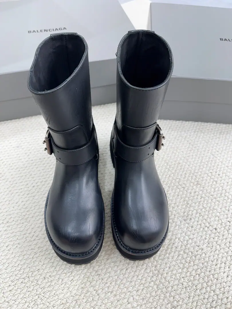 BALENCIAGA*2026Autumn and winter boots for Martin., Who can refuse to get such cool Martin boots?, I want to be the coolest guy on the street.girl- Yeah?？A pair of Martin boots will help you out., It's a classic. It's a fashion thing., The point is...citywalkNot a day too long.💯The high-wild-lighted version of the cow counter-feather./Cow-coat., In the sheep's skin., Puppets are sliding down the bottom., Codes: 35-39#（40#But we can't order it back.）