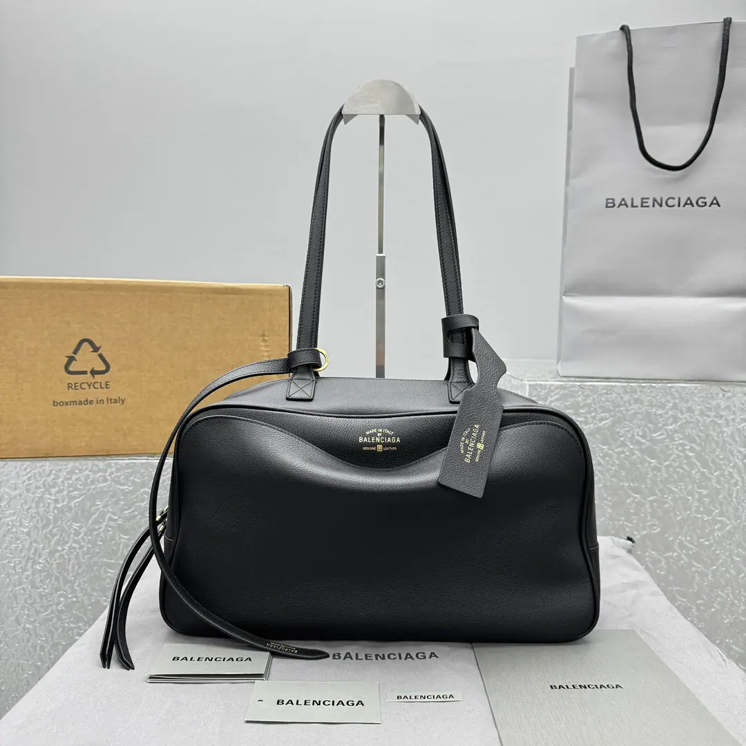 ｛Big black.｝ 𝐁𝐀𝐋𝐄𝐍𝐂𝐈𝐀𝐆➰ CARRIE bowling bag. B The family pioneered the aesthetics of the traditional framework., And with the creative spirit of experimentation, we're breaking through the gender., The boundaries of style and culture Launch New Carrie - Bo, the ball bag!！The head is marked. logo Ballast Big pockets are all new., The skin is simple and has a strong sense of modernity., It's a little stylish., 🉑Single shoulder.🉑Handheld✔️ Paragraph: 92945 Large size: Bottom 36x High 19x Bottom Width 16.5cm C1688118 Size of the trumpet: Bottom 31x High 12x Bottom Width 12cm C1688108