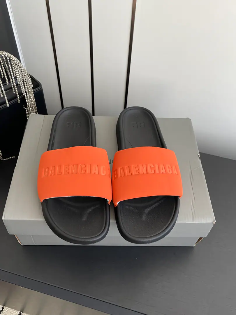 🏧𝐁𝐚𝐥𝐞𝐧𝐜𝐢𝐚𝐠𝐚/The Parisian family's new flat sand sand sand slippers for the summer.～ It's a good time.！ - Oh, my God. Star Redgirl Big love money. The lulls are soft. A soft summer allowance for your skin. The fashion is not over-optimal. ✔Fabulous.: Imported waterproof sands are scheduled in the original version ✔Shoes under the sole.: Original natural rubber smooth-for-brand grinding ground ✔Codes: 36-42 [40.41.42Make a reservation.] ✔Packaging: The newest package in the back cabinet.
