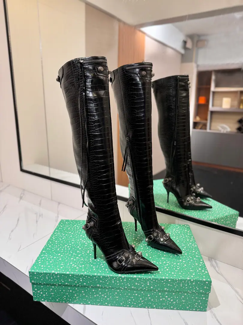 Plant price: BalenciagaParisian. Cagole High boots. The multi-coloured heavy-worker nails point their heads over their knees.✨ A lot of bright matching colors., High-level eye-sucking of bright skin. Metal nails make cool, personality., Slight and long legs. Salt is sweet enough to fit in with all kinds of clothes., You're so hot, you're so hot. The fall and winter suit just needs it., It's easy to unlock the back rate.🖤 Shoe.: Imported cattle skin Uchi.: Bullskins. Otsumi!: Italian skin. He's tall.: 9.5cm Data36HQ high54.5cm Every code difference+0.5, Perimeter36cmThe wideest position per code difference+0.7 Spill Ribration45cmEvery code difference+0.7