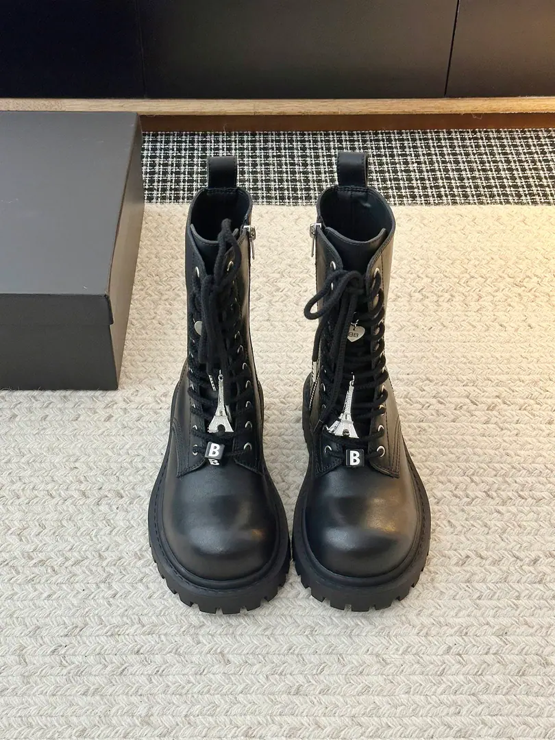 𝐁𝐚𝐥𝐞𝐧𝐜𝐢𝐚𝐠𝐚The Parisian girl.26 Fall pre-order New Balenciaga FW26 Venom Boots by balenciaga Dark engine wind.！I'm going out to blow up the air field. Original plant data-Original1:1Restore Details Very recognizable., A sharp line with a metal button., Every detail highlights the forward attitude.. Leather senses are multiplying., The light is full of luxury., The feet are more comfortable and more specific.. Whether with a pair of jeans, it shows the street's coolness., Or something else., It's all easy.holdStay.. Put it on., You're the most snorting thing on the street., A perfect interpretation of fashion. ➢Shoe-faced material: Customize cattle skin ➢The contents of the shoes.: Customize cattle skin ➢Shoe bottom material: Original rubber bottom ➢Codes: Women35-40（40 Custom without re-offer）