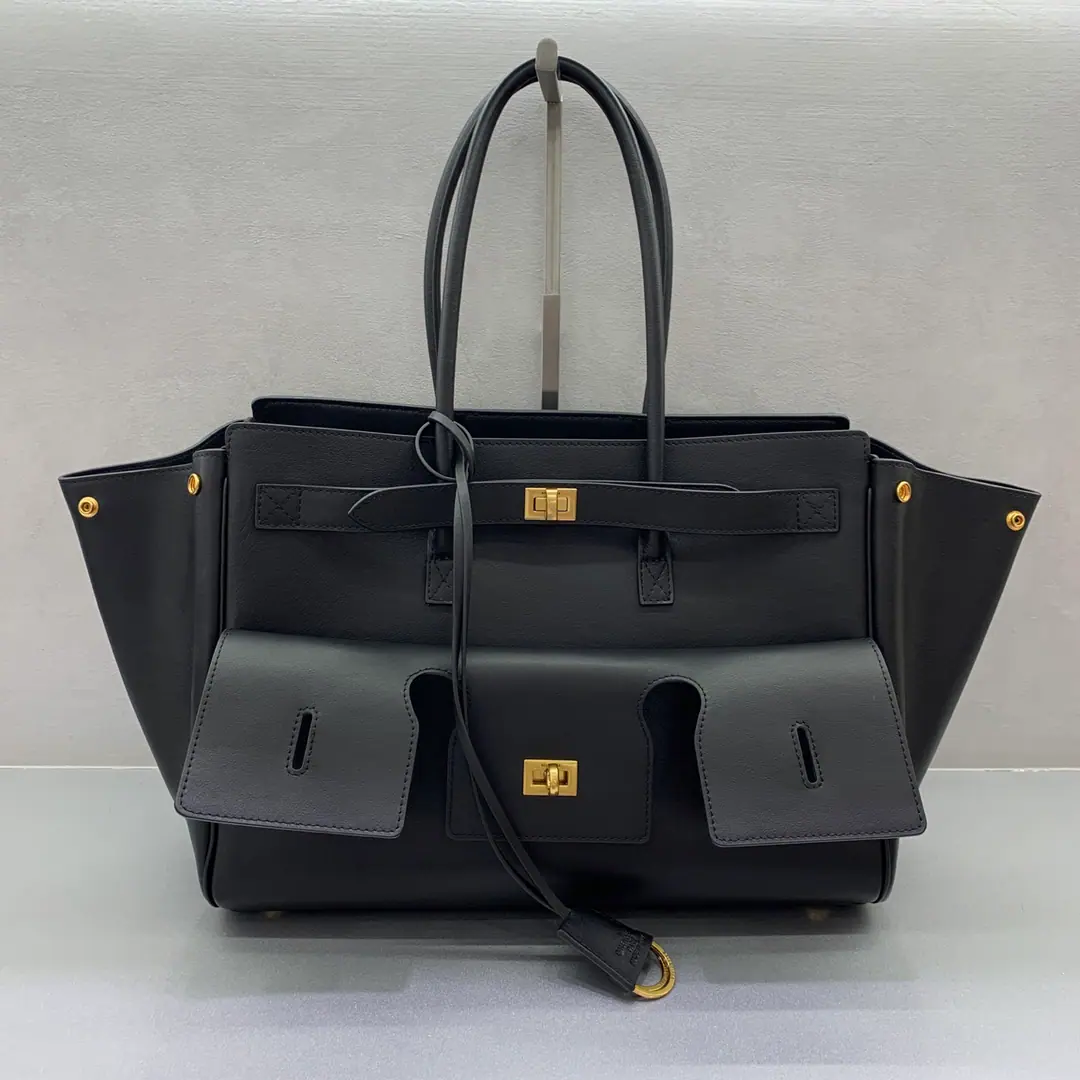 【Medium black button.】Balenciag Bel Air Shower's bag. The fall and winter are on the line.!!We must have a middle of Paris.Belair. That's so charming.!Simple and fashionable.. It's a very generous design., The pre-rolling design is more hierarchical., The details are of quality.. It's not just a day out, it's a big day out., It makes you the focus.. Put it on your back., #You're the new fan of fashion.. Dimensions: 36.5-14.5-28cm Paragraph: 789891680