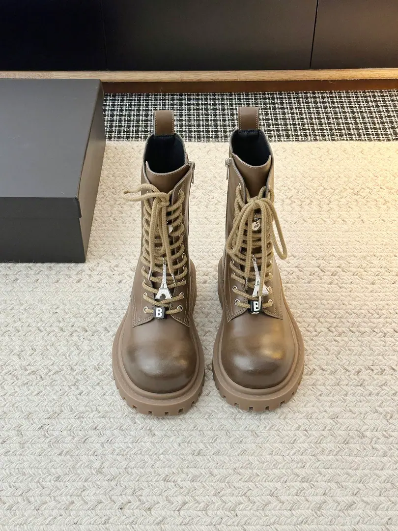 𝐁𝐚𝐥𝐞𝐧𝐜𝐢𝐚𝐠𝐚The Parisian girl.26 Fall pre-order New Balenciaga FW26 Venom Boots by balenciaga Dark engine wind.！I'm going out to blow up the air field. Original plant data-Original1:1Restore Details Very recognizable., A sharp line with a metal button., Every detail highlights the forward attitude.. Leather senses are multiplying., The light is full of luxury., The feet are more comfortable and more specific.. Whether with a pair of jeans, it shows the street's coolness., Or something else., It's all easy.holdStay.. Put it on., You're the most snorting thing on the street., A perfect interpretation of fashion. ➢Shoe-faced material: Customize cattle skin ➢The contents of the shoes.: Customize cattle skin ➢Shoe bottom material: Original rubber bottom ➢Codes: Women35-40（40 Custom without re-offer）