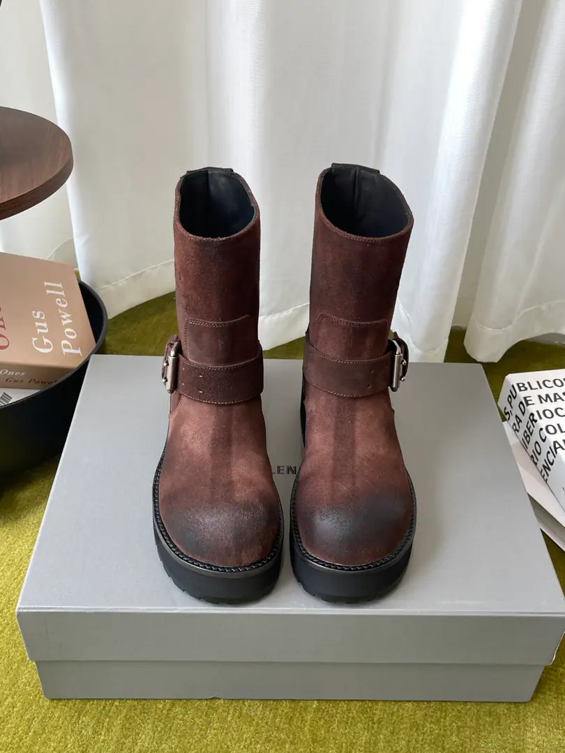 Balenciaga Parisian. New paragraph Old buckles. - Middle boots. Cool-ass engine with a red-hot boot. It's so good to be a coloring process. Skins and sands./The bright-looking cow skin is optional. Metal-button belt decoration The engine is full. I'll put it on the floor. # Sneak up # The legs are so thin on the upper feet. The boots are right on the height. Not the calves. It's cool. A pair of boots that are essential to the autumn and winter closet. Street girl. The retro-worker wind is just a little bit more than a little bit. Skins of sanded cattle on the shoe. A foot-stamped sheep's skin cushion. Rubber Bottom Codes: 35-41（40.41Do it.）