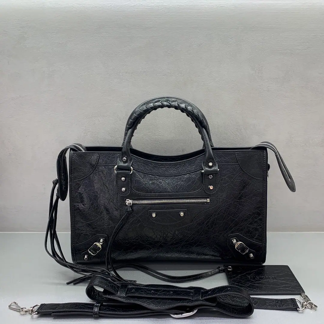 ⚠️2026Update Upgrade⚠️【Medium black silver button.】𝗕𝗔𝗟𝗘𝗡𝗖𝗜𝗔𝗚*𝗟𝗘 𝗖𝗜𝗧𝗬‼️The most symbolic bag.Le CitySeries✴️The package is back strong. Rehearsal👜The shoulder belt is better designed for slashing.～The minor details make the whole body more light.🌬️Fashion touch is available. Paragraph: 0840211180 Dimensions: 38-15-24cm
