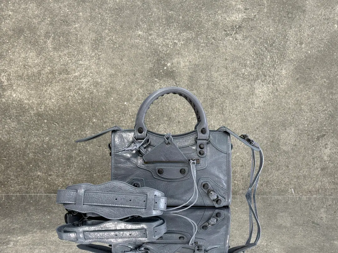 【Latest26Version Update】 Balenciaga city Mini Little white and gray./Black button Classic motorcycle. The Parisian family's most symbolic handbag.Le CitySeries✴️Power returns. Rehearsal👜 ArenaThe little lambs wear natural wrinkles.（Blast strip.）The more you use it, the more you smell.. The ricochet and the stream., It's a carved-out.. The shoulder belt is better designed for slashing.～The minor details make the whole body more light.🌬️The new Macalun is especially suited to spring and summer.🌱A sweet, handsome, smooth-looking collision system. Fashion touch is available. Paragraph: 260624 M Large size: Long37 x High23.4 x Kuan15centimetres S Medium Size: Long30 x High20 x Kuan 10centimetres miniSize of the trumpet: Long23 x High15 x Kuan 10centimetres