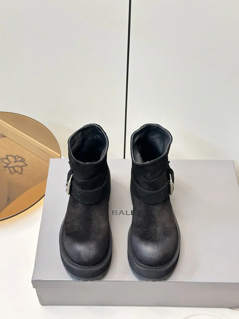 Balenciaga｜The Parisian family's used to be a couple's bike boots. Poison boots.（Men+10） 26The coolest venom boots of the year.！ Dark engine wind.！I'm going out to blow up the air field. Original plant data-Original1:1Restore Details The venom boots are designed to be extremely recognizable., A sharp line with a metal button., Every detail is clear.BalenciagaThe front-line attitude.. Leather senses are multiplying., The light is full of luxury., The feet are more comfortable and more specific.. Whether with a pair of jeans, it shows the street's coolness., Or something else., It's all easy.holdStay.. Put it on., You're the most snorting thing on the street., A perfect interpretation of fashion. Fabulous.: Customizes the natural skins of a cow with a dumb face./Old cow revel. Uchi.: Customize light cow skin - It's a hardware.: Customize pure copper dumb silver rads to make the old version Otsumi!: 3Layer Group-Real leather./Reloadable./Trail rubber outside Codes: Women35-39（40Freeze!）Men40-45（46Freeze!）
