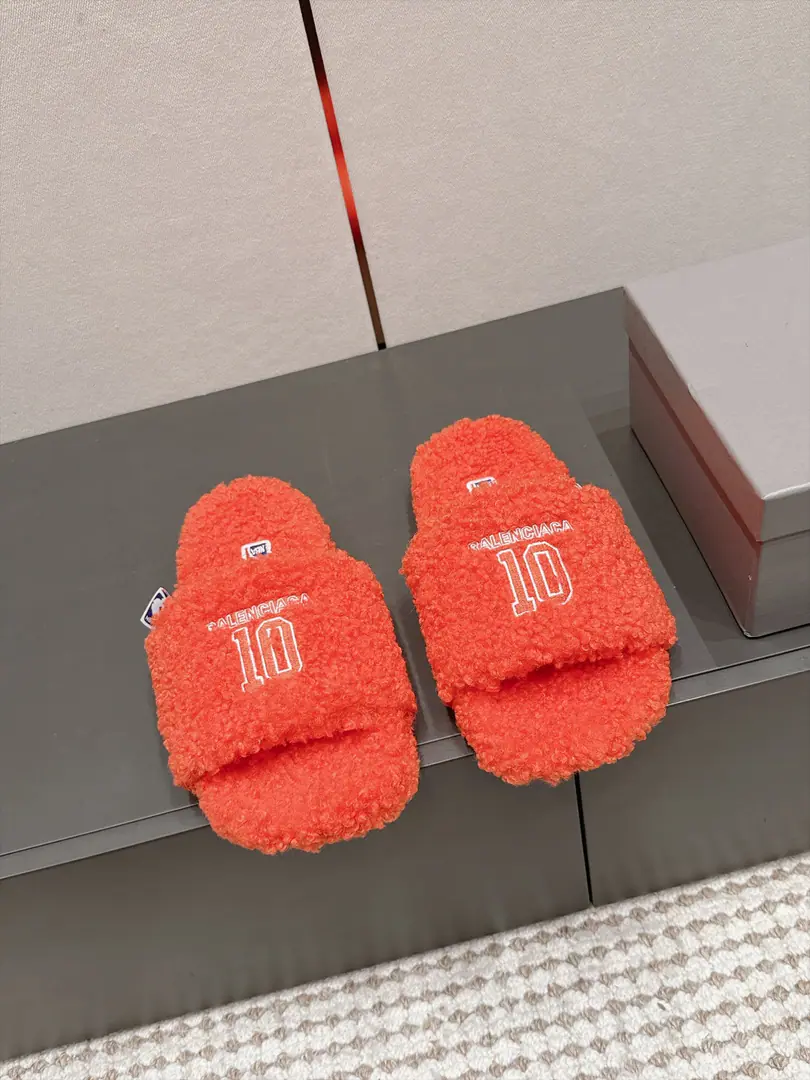 Requisition level #Couple money. Balenciaga 26/Autumn and winter money. Thick, fur slippers. Balenciaga x NBA # The Paris family's autumn and winter titty. The lamb's wool is towing. ！- Oh, my God. 💋Star Redgirl Big love money. Hand-sewing on the shoeface. The lulls are soft. A soft-skinning winter allowance. The fashion is not over-optimal. Shoe.: Lamb wool. Otsumi!: Natural rubber skating and grinding. Size: 35-44（Women40 Men45I'll make sure I don't change it.）
