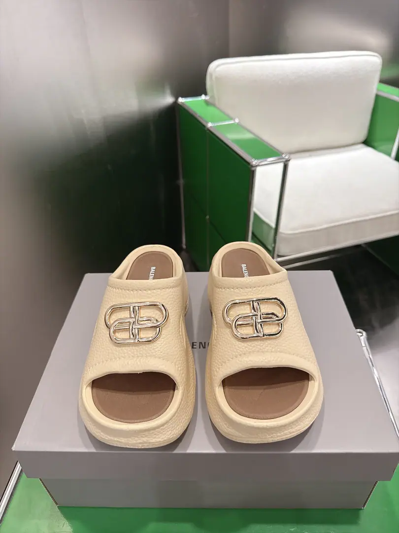 (k )BALENCIAGA The Parisian beach slippers. ‼️ Hundredsins The main red Internet recommends a huge number of stars abroad. The classics never pass. Simple design is very recognizable.logoDot Every time, even on a similar style., You know, design styles always catch people's eyes.0. You can always use a second to kill a public fund., Increase7cmIt's very convenient to have a foot. Codes35-39（40Custom）