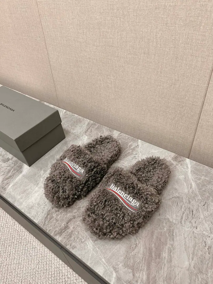 𝐁𝐀𝐋𝐄𝐍𝐂𝐈𝐀𝐆𝐀｜𝐒𝐒 𝐧𝐞𝐰 BalenciagaParisian. New couple tow Coke embroidered cotton-coated slippers Top Version🔝The Parisian family is so hot. Couple size. Fashion Fairy and the Euro-American Star Lover. Provision for winter The fashion is not over-optimal. ♡show details Shoe slanting, cotton-grew. A special fluffy softness., Skin. I feel so comfortable. A fine hand-sewing walk. EmbroiderylogoThe high-level is full. Original natural rubber smooth-for-brand grinding ground The new original package with the cabinet. Codes: 35-45 Male and Female