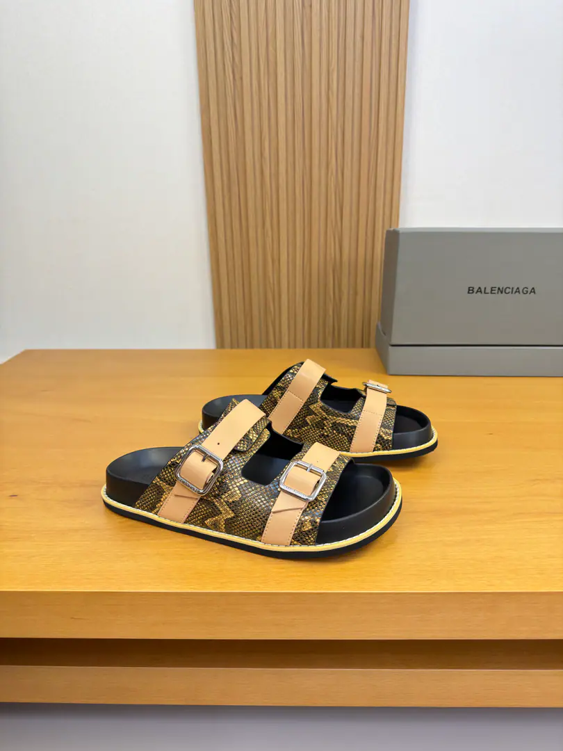 【 BALENCIAGA】Parisian. High-end quality Original List·- Rhythm slippers. Shoe.: Imports🔝A snake skin., BrandlogoMetal button decoration Uchi.: Environmental anti-velvet. Otsumi!: It's so light.TPURubber bubbles. Combination to the base Super-high-quality control.·- I'm doing a little work.: Highlight(High-end·- How expensive.·Slot) Size: 39-44（38, 45, Make a reservation.)·BLCG0186