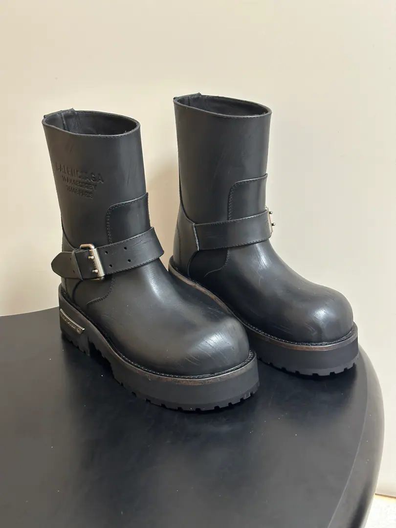 26Autumn and winter money.BalencigaParisian. 26FWXin.Venom Short boots. The bike punks are short boots. I'll put a big, thick, short boot on my back. Dark engine wind.！I'm going out to blow up the air field. The liquid boots are designed to be extremely recognizable., A sharp line with a metal button., Every detail highlights the forward attitude.. Leather senses are multiplying., The light is full of luxury., The feet are more comfortable and more specific.. Whether with a pair of jeans, it shows the street's coolness., Or something else., It's all easy.holdStay.. Put it on., You're the most snorting thing on the street., A perfect interpretation of fashion. Shoe.: Customizes the natural skins of the little cow for the old destructive process./Skins of cattle grinding Uchi.: Customize light cow skin - It's a hardware.: Customize pure copper dumb silver rads to make the old version Shoes under the sole.: 3Layer Group-Real leather line bounces back to the rubber bottom of a milled tire. He's tall.: 5cm Codes: 35-39（40I'll make sure I don't change it.）