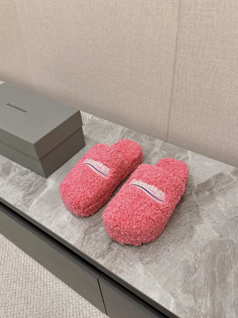 𝐁𝐀𝐋𝐄𝐍𝐂𝐈𝐀𝐆𝐀｜𝐒𝐒 𝐧𝐞𝐰 BalenciagaParisian. New couple tow Coke embroidered cotton-coated slippers Top Version🔝The Parisian family is so hot. Couple size. Fashion Fairy and the Euro-American Star Lover. Provision for winter The fashion is not over-optimal. ♡show details Shoe slanting, cotton-grew. A special fluffy softness., Skin. I feel so comfortable. A fine hand-sewing walk. EmbroiderylogoThe high-level is full. Original natural rubber smooth-for-brand grinding ground The new original package with the cabinet. Codes: Women35-40 Men39-44【Men need to be booked.】
