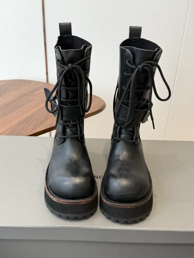 Women and men Parisian.26 Fall pre-order New Balenciaga FW26 Venom Boots by balenciaga The most cool poison boots in the upgrade.！ Dark engine wind.！I'm going out to blow up the air field. Original plant data-Original1:1Restore Details The venom boots are designed to be extremely recognizable., A sharp line with a metal button., Every detail is clear.BalenciagaThe front-line attitude.. Leather senses are multiplying., The light is full of luxury., The feet are more comfortable and more specific.. Whether with a pair of jeans, it shows the street's coolness., Or something else., It's all easy.holdStay.. Put it on., You're the most snorting thing on the street., A perfect interpretation of fashion. Original3Altitude formula optional Fabulous.: Customize the faceless cow skin/Do old sabotage. Uchi.: Customize light cow skin - It's a hardware.: Customize pure copper dumb silver rads to make the old version Otsumi!: 3Layer Group-Real leather./Reloadable./Trail rubber outside Codes: Women35-41（40, 41Custom） Men39-45（45Custom）