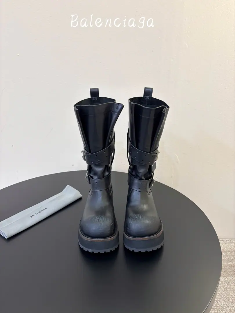 Boots. - It's a boot. Men➕30 Parisian.26 Fall pre-order New Balenciaga FW26 Venom Boots by balenciaga The most cool poison boots in the upgrade.！ Dark engine wind.！I'm going out to blow up the air field. Original plant data-Original1:1Restore Details The venom boots are designed to be extremely recognizable., A sharp line with a metal button., Every detail is clear.BalenciagaThe front-line attitude.. Leather senses are multiplying., The light is full of luxury., The feet are more comfortable and more specific.. Whether with a pair of jeans, it shows the street's coolness., Or something else., It's all easy.holdStay.. Put it on., You're the most snorting thing on the street., A perfect interpretation of fashion. Original3Altitude formula optional Fabulous.: Customize the faceless cow skin/Do old sabotage. Uchi.: Customize light cow skin - It's a hardware.: Customize pure copper dumb silver rads to make the old version Otsumi!: 3Layer Group-Real leather./Reloadable./Trail rubber outside Codes: Women35-41 Men39-45 Original Packaging