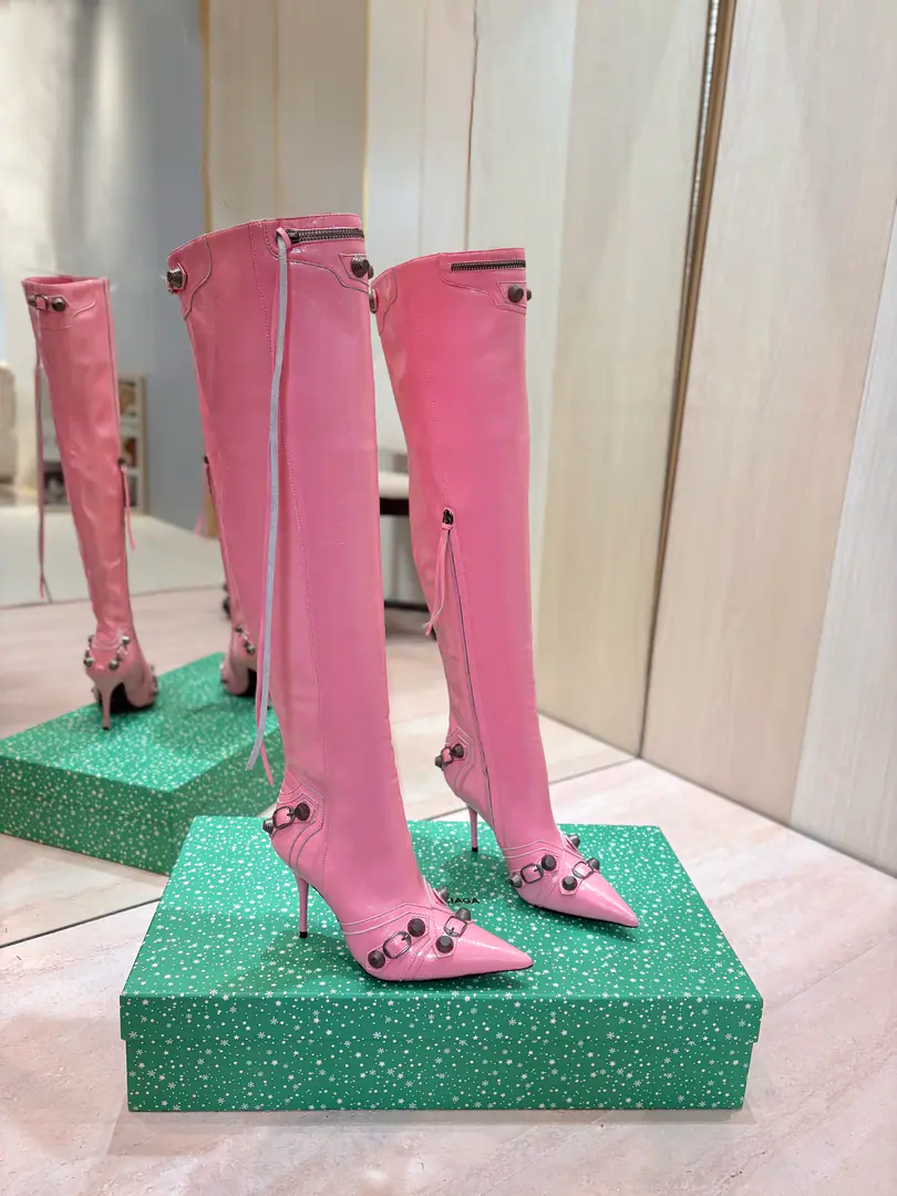Price: BalenciagaParisian. Cagole High boots. The multi-coloured heavy-worker nails point their heads over their knees.✨ A lot of bright matching colors., High-level eye-sucking of bright skin. Metal nails make cool, personality., Slight and long legs. Salt is sweet enough to fit in with all kinds of clothes., You're so hot, you're so hot. The fall and winter suit just needs it., It's easy to unlock the back rate.🖤 Shoe.: Imported cattle skin Uchi.: Bullskins. Otsumi!: Italian skin. He's tall.: 9.5cm Codes: 35-39（34.40.41.42 I'll make sure I don't change it.） Data36HQ high54.5cm Every code difference+0.5, Perimeter36cmThe wideest position per code difference+0.7 Spill Ribration45cmEvery code difference+0.7