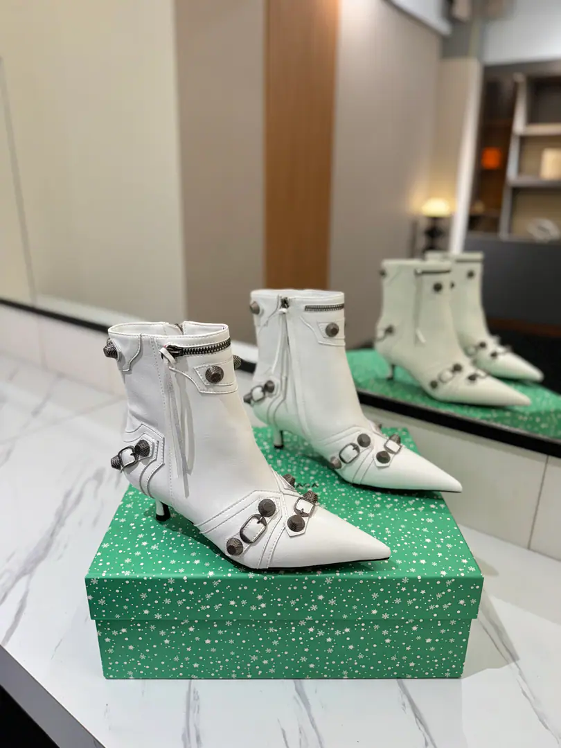 ￼ Plant price: BalenciagaParisian. Cagole High boots. The multi-coloured heavy-worker nails point their heads over their knees.✨ A lot of bright matching colors., High-level eye-sucking of bright skin. Metal nails make cool, personality., Slight and long legs. Salt is sweet enough to fit in with all kinds of clothes., You're so hot, you're so hot. The fall and winter suit just needs it., It's easy to unlock the back rate.🖤 Shoe.: Imported cattle skin Uchi.: Bullskins. Otsumi!: Italian skin. He's tall.: 5cm Data36HQ high15.5cm Every code difference+0.5, Perimeter25cmThe wideest position per code difference+0.5