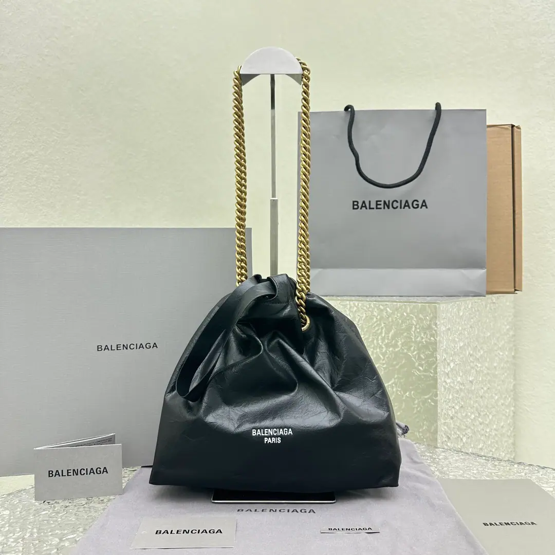 【Little wrinkle.】 𝐁𝐚𝐥𝐞𝐧𝐜𝐢𝐚𝐠𝐚The new one is so beautiful, it can be carried.“Garbage bags.” New package typeCrush Tote The bag simulates the quality of the plastic bag using a bright-faced wrinkled cow skin., HeadsLOGO A rope belt. Sweet, cool, big bucket bag. It's not expensive. A very small woman. Whatever you want, it's a high-level feeling. The hot girl feels like she's just full of it. Fashion is a great thing.dramaA single piece of strength., Parisian Trash Catalog The tide is so cool.！！ It's a very functional and beautiful package. NMultiple backsliding.: Handheld or handheld, Lower arm back., - The back of the stale.🉑 Paragraph: 92250 Dimensions: High27XBottom Width10XBottom32CM