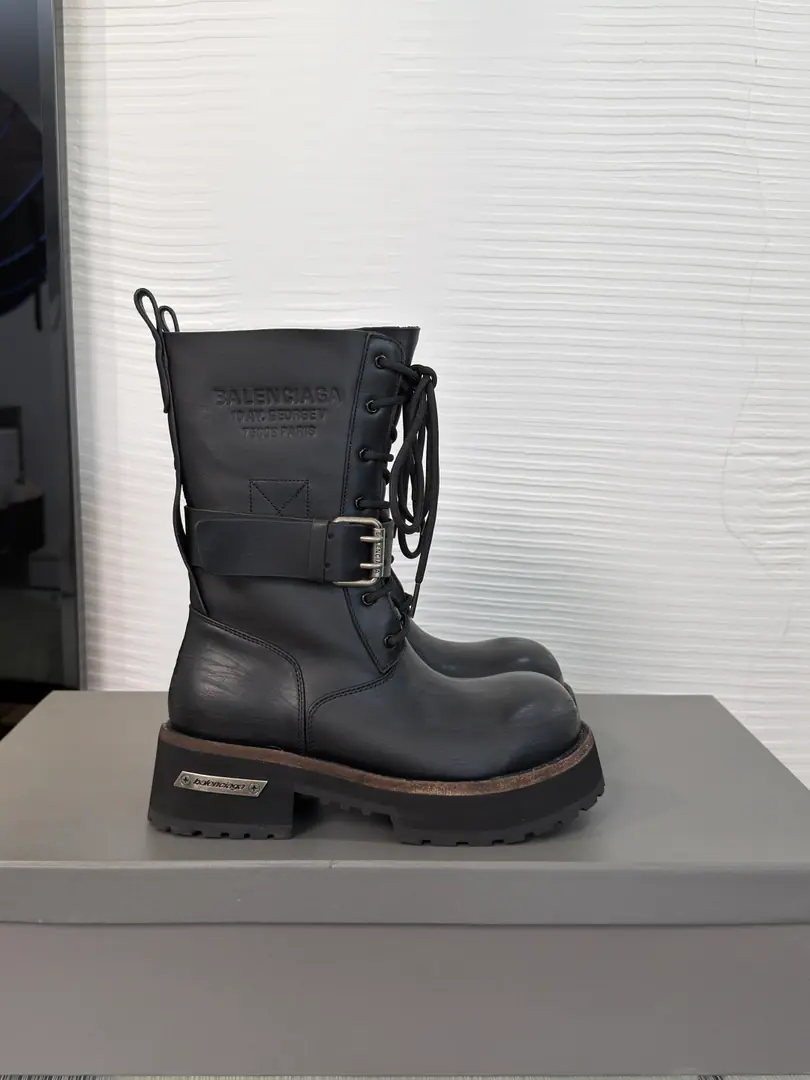 Top Version:Women Men Balenciaga Parisian. 2026 Autumn and winter money. Same paragraph for men and women VENOMSeries Poison boots. Battle boots. Original1:1Unengineed Details, Dark engine wind.！- The fashion pontificate.！The Godpiece that's needed to blow up the air-block.！ The poison is designed to be extremely recognizable., A sharp line with a metal button., Every detail is clear.Balenciaga- The forward guard., Breaking the Convention, Every step of the way.. Fabulous.: Imported cattle skin/I'm doing old wear. Uchi.: Imported cattle skin Otsumi!: Real leather.➕Fly-resistant.➕Original rubber floor Size: 35-45（Women40 41, Men45I'll make sure I don't change it.）