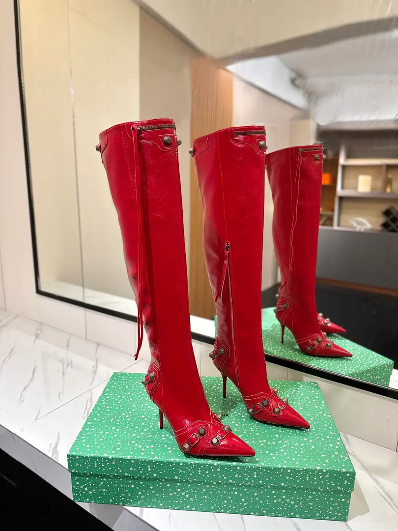 Plant price: BalenciagaParisian. Cagole High boots. The multi-coloured heavy-worker nails point their heads over their knees.✨ A lot of bright matching colors., High-level eye-sucking of bright skin. Metal nails make cool, personality., Slight and long legs. Salt is sweet enough to fit in with all kinds of clothes., You're so hot, you're so hot. The fall and winter suit just needs it., It's easy to unlock the back rate.🖤 Shoe.: Imported cattle skin Uchi.: Bullskins. Otsumi!: Italian skin. He's tall.: 9.5cm Data36HQ high54.5cm Every code difference+0.5, Perimeter36cmThe wideest position per code difference+0.7 Spill Ribration45cmEvery code difference+0.7