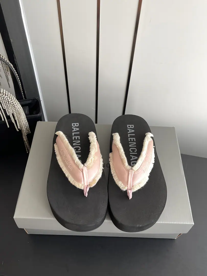 🏧𝐁𝐚𝐥𝐞𝐧𝐜𝐢𝐚𝐠𝐚/Parisian. Summer New Money Lusu! Tow-toe BEACH REQUIREMENTS The Parisian family's latest bust. Summer slippers., It's a lot of skinny money., A slipper with a big face., Any match is perfect.！The lazy slippers are worth commending. Shoe.: Fly Codes: 35-42（40 41 42Do it.）